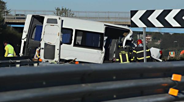 Belgia: Microbuz cu ROMÂNI, accident după ce șoferul a ADORMIT la volan