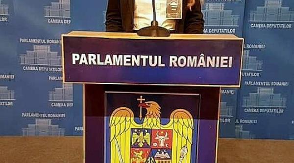 PROTEST la BAC - #foaiagoală: „De ce ne chinuiți? De ce ne vreți obedienți? De ce nu vă iubiți țara?”