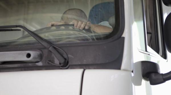 Belgia. ANCHETĂ după ce un șofer ROMÂN de TIR a stat doar în cabină trei luni. Poliția: „Sclavie modernă”