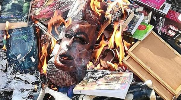 Polonia: Cărţi din seriile „Harry Potter” şi „Twilight”, arse de preoți catolici