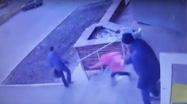 Revoltător. Un tată își ARUNCĂ fetița pe scări (VIDEO)