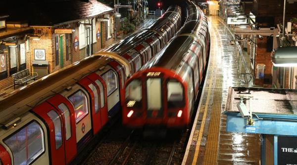 Marea Britanie. ATAC într-un TREN din Londra. Mai multe persoane, RĂNITE
