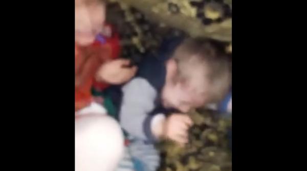 UK. O ROMÂNCĂ primește de la soț un VIDEO ȘOCANT. Își bate cu SĂLBĂTICIE copiii pentru a se RĂZBUNA pe ea (VIDEO)