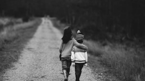 Un bărbat şi-a bătut CRUNT copiii şi a trimis filmarea soţiei, care muncea în Anglia