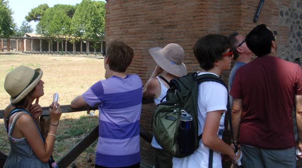 Britanică reţinută în Italia. A încercat să fure bucăţi dintr-un mozaic de la Pompeii