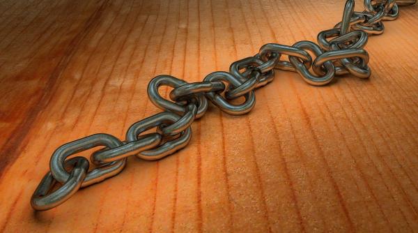 Italia. Descoperire ȘOCANTĂ în casa unui ROMÂN: Băiat, LEGAT cu lanțuri și STRIGA DISPERAT după ajutor