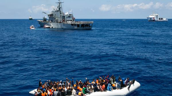 Navă umanitară cu migranţi, apel disperat către Italia şi Malta să îi lase să acosteze. Au stat opt zile pe mare
