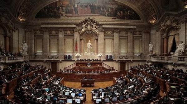 Portugalia vrea lege contra nepotismului în funcţii de conducere. Proiectul, înaintat în Parlament