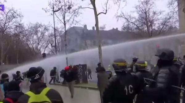 Franța. Confruntări VIOLENTE cu GAZE LACRIMOGENE și TUNURI cu APĂ pentru „Vestele galbene”