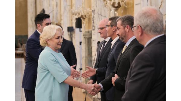 Trei contracte „foarte importante pentru români”, SEMNATE astăzi la Palatul Victoria