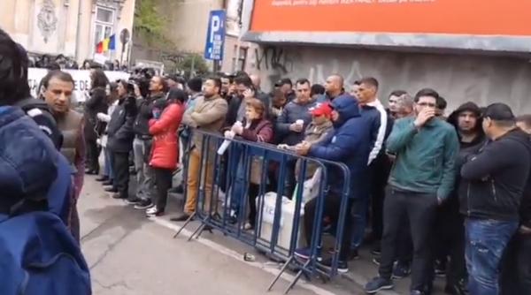 HAOS la Înalta Curte. Jandarmii au EVACUAT protestatarii anti-Dragnea. Au fost şi jurnalişti bruscaţi. VIDEO