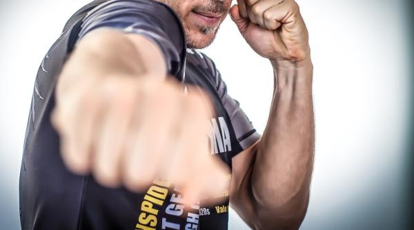 Italia. ROMÂN, expert în kickboxing, ACCES de FURIE: își bate SOȚIA, COPILUL și CARABINIERII