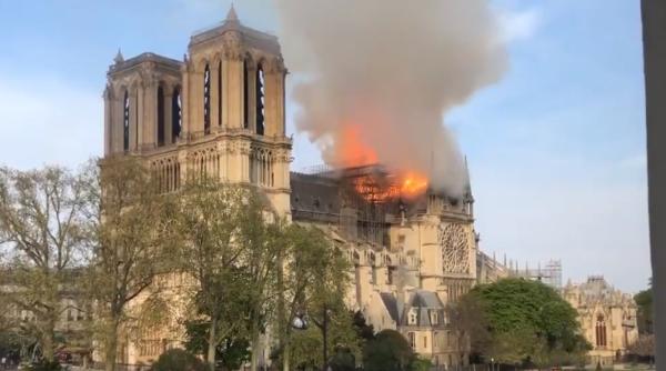 Macron, reacție după TRAGEDIA din Paris: "Vom reconstrui Notre-Dame"