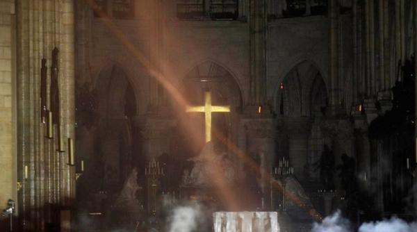 De ce crucea de la Notre-Dame a rămas NEATINSĂ de foc, deși totul a fost distrus