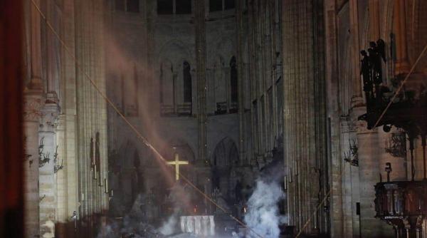 Un român donează un milion de euro pentru refacerea Catedralei Notre-Dame