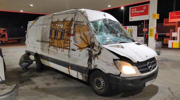 Ungaria. Un șofer ROMÂN, implicat într-un ACCIDENT. Microbuzul a fost făcut PRAF, dar a venit pe roți în țară (FOTO+VIDEO)