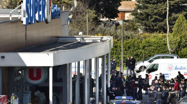 Franța. ALERTĂ! Luare de OSTATICI într-un SUPERMARKET. Individul, ÎNARMAT