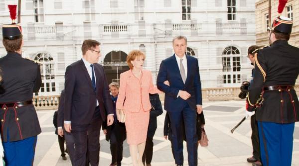 Custodele Coroanei, vizită în Franţa: "Casa regală, în fruntea sondajelor de opinie"