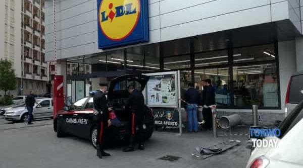 Italia. Un ROMÂN a MURIT în fața unui supermarket