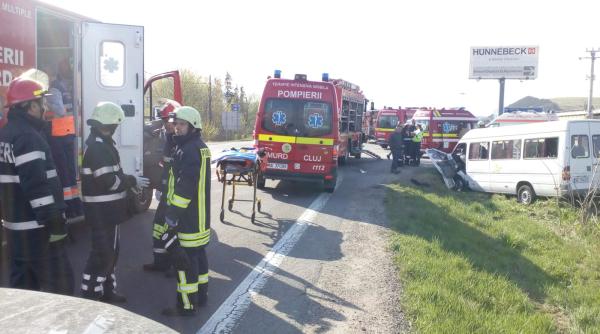 Accident GRAV. Microbuz plin cu copii, RĂSTURNAT în România. Planul roșu, activat 