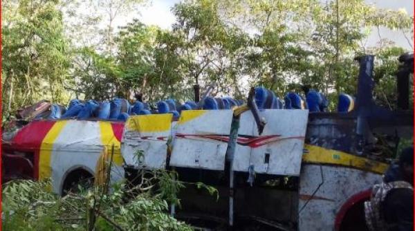 Bolivia. Autocar răsturnat într-o râpă. ZECI de oameni au murit (FOTO)