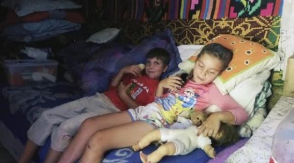 Destin TRAGIC pentru doi copii care trăiesc într-un GRAJD. Mama lor e plecată la muncă în străinătate