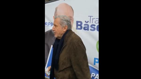 Năstase îşi explică GESTUL INCREDIBIL lângă un afiș cu Băsescu: „De asta am făcut”