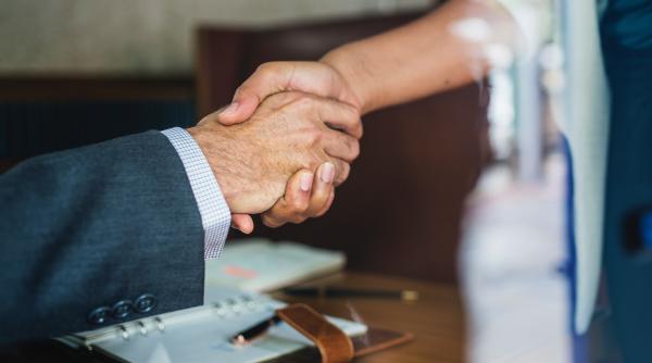 ESCROCHERIA cu salutul face ravagii. Mare atenție în parcări și pe autostradă. Cum PROCEDEAZĂ