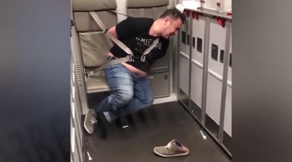 Momente de GROAZĂ la bordul unui AVION după ce un PASAGER a încercat să DESCHIDĂ ușa la 10.000 de metri (VIDEO)