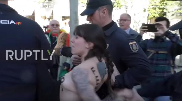 Spania. Protest topless la mitingul electoral al partidului de extremă dreaptă VOX | VIDEO