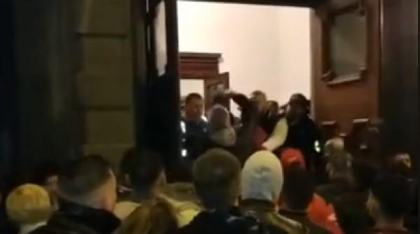 UK. Sute de români s-au BĂTUT de Înviere, în fața unei biserici din Birmingham | VIDEO