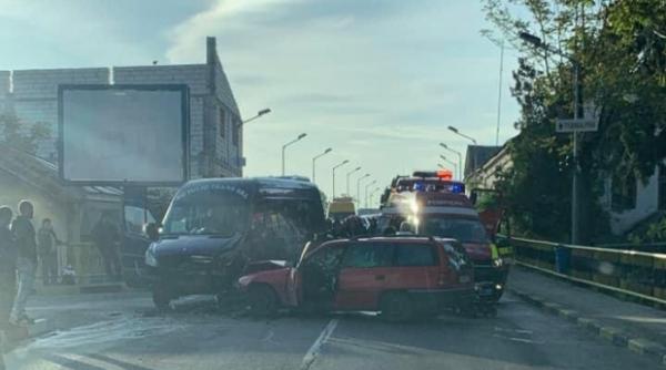 ACCIDENT GRAV cu un MICROBUZ în această dimineață