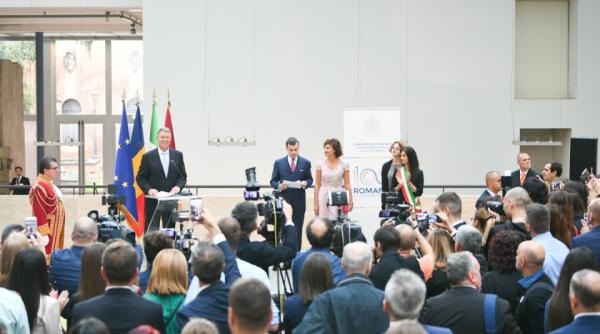 Klaus Iohannis, alături de soția sa, în Italia: „Am dorit să dau un semn comunității noastre românești” 