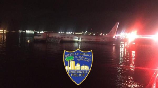 Un Boeing 737 cu 136 de persoane la bord a intrat într-un râu din Florida