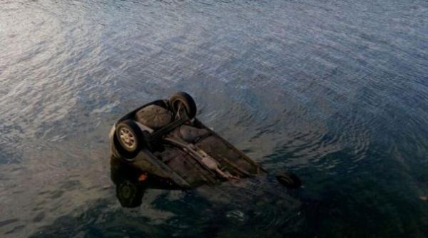 Italia. O MAȘINĂ cu cinci ROMÂNI a CĂZUT într-un RÂU. Mobilizare de AMPLOARE. Este de NEGĂSIT