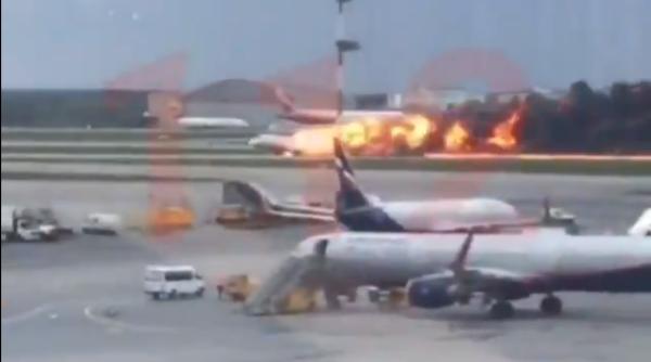 Un avion a luat FOC în AER. IMAGINI terifiante. UPDATE: Bilanțul MORȚILOR (VIDEO)