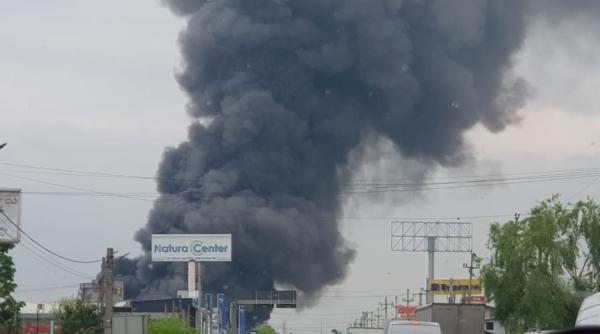 Incendiu VIOLENT la un centru comercial din București. Pompierii intervin cu 20 de autospeciale