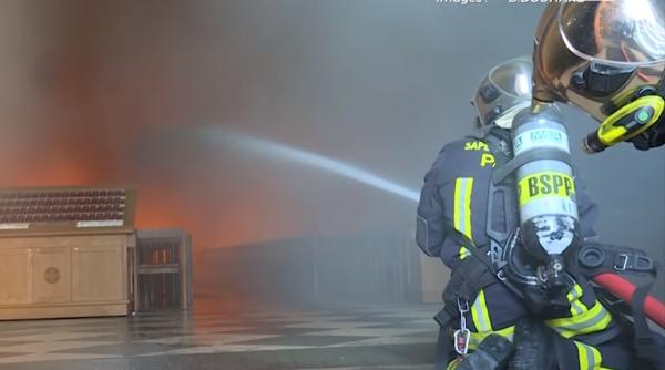 Franța. Pompierii „EROI” care s-au LUPTAT cu flăcările de la Notre-Dame, acuzați de VIOL