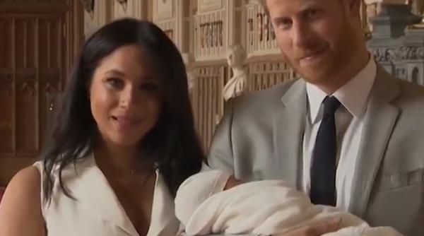 PRIMA apariție a DUCILOR de Sussex Harry și Meghan cu noul BEBELUȘ regal (VIDEO)