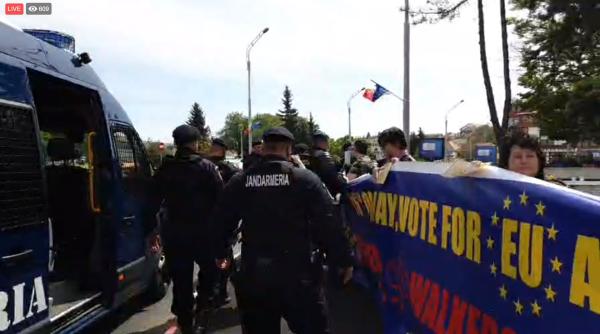 Jandarmii RIDICĂ PROTESTATARII din Sibiu. SCANDAL în STRADĂ: „Nu opresc camera! Mi-e frică că mă bateți!” (FOTO+VIDEO)