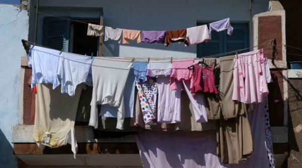 Primar PSD, supărat că locuitorii își expun CHILOȚII la geam când sunt oaspeți în localitate