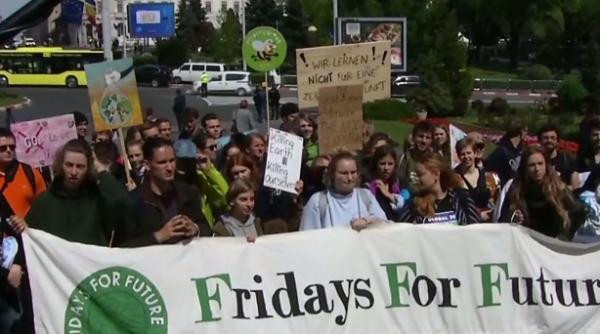 PROTESTATARII din Sibiu au pătruns în Piaţa Mare și au STRIGAT mesajul lor către liderii UE