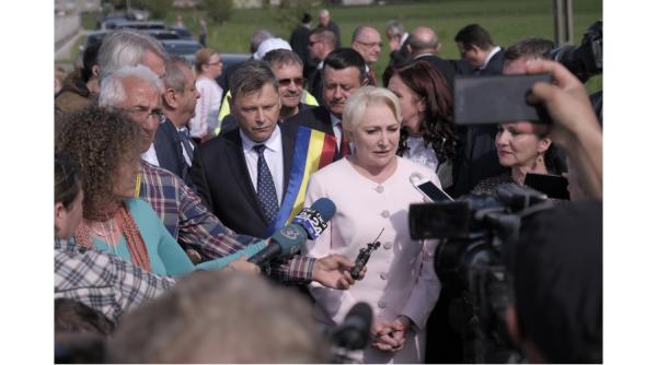Viorica Dăncilă, întâmpinată de PROTESTATARI la Cluj: "Plecați cu toți, ANALFABEȚI și HOȚI ! ". Video 