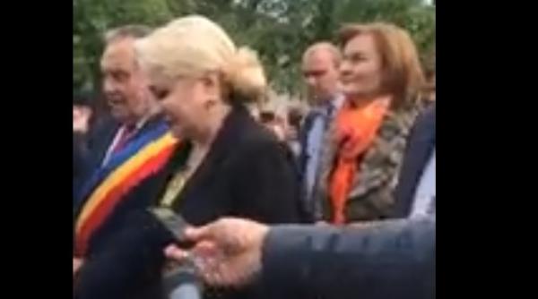 Dăncilă, HUIDUITĂ într-o comună din Timiş. Organizatorii au dat muzica mai tare - VIDEO