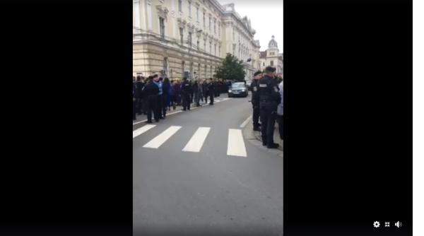 Dăncilă nu poate ieși din clădire. Sute de protestatari o AȘTEAPTĂ