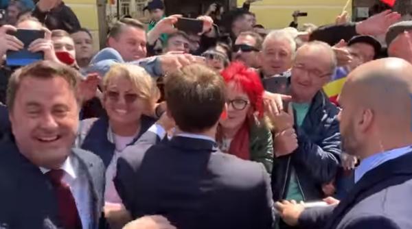 Moment AMUZANT la Summitul UE de la Sibiu. Ce a făcut premierul din Luxemburg în SPATELE lui Macron (VIDEO)