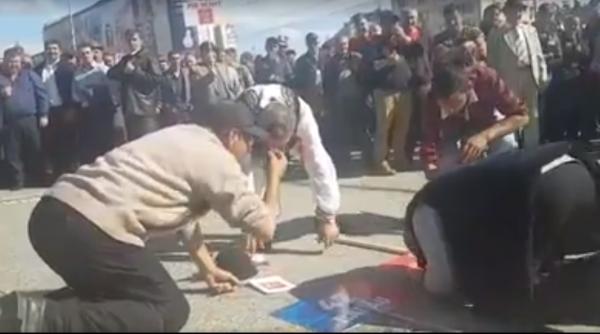 Imagini incredibile. PSD, partid SFÂNT pentru susținători. Se ÎNCHINĂ la o pancartă (VIDEO)