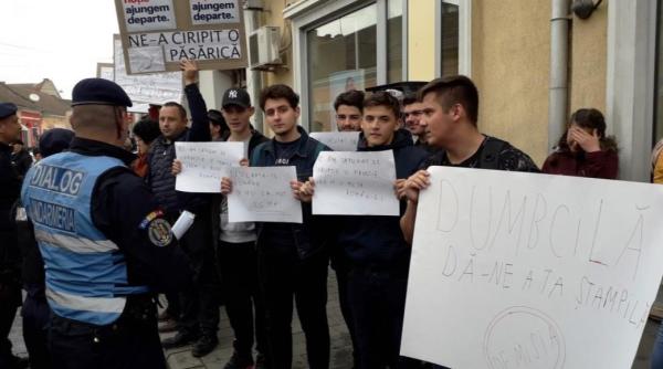SCANDAL după ce ELEVII unui liceu au mers să PROTESTEZE în timpul vizitei lui Dăncilă. Inspectoratul cere EXPLICAȚII