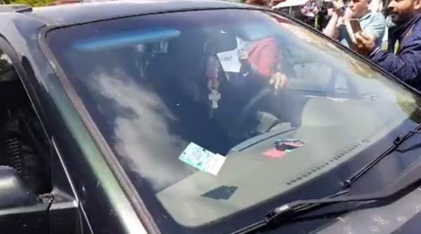 Bacalbașa, speriat. Protestatarii, la un pas să-l SCOATĂ din maşină - VIDEO