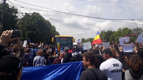 Imagini incredibile. Protestatarii au BLOCAT AUTOCARELE cu PSD-iști. Evenimentele escaladează. Video